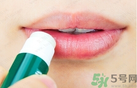 嘴唇發(fā)白是什么原因？嘴唇發(fā)白怎么調(diào)理女人