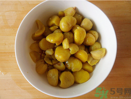 熟板栗怎么去皮最快？煮熟板栗怎么去皮？