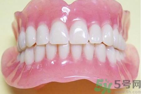 假牙會導(dǎo)致口腔疾病嗎？如何正確清潔假牙？