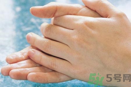 手部如何護(hù)理？秋季怎樣預(yù)防皮膚干燥？