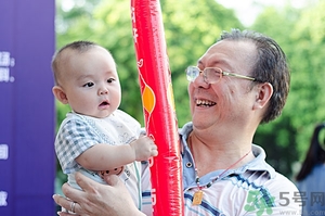 嬰兒怎么抱？嬰兒怎么抱著喂奶？