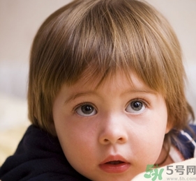 小孩皮膚黃是什么原因？小孩皮膚黃怎么辦？