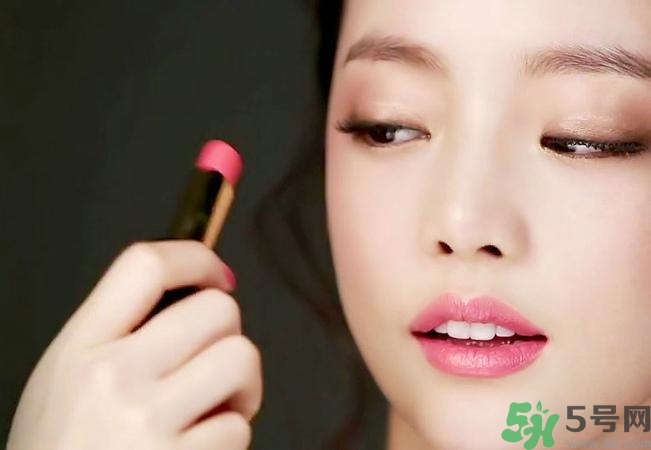口紅怎么選適合自己的？口紅怎么涂好看？