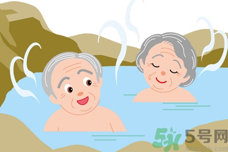 老人能泡溫泉嗎？老年人應(yīng)怎樣泡溫泉？