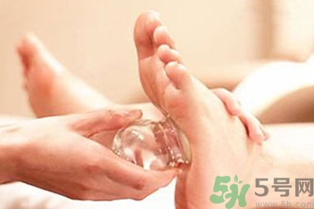 腳底可以拔罐嗎？腳底拔火罐有什么好處？