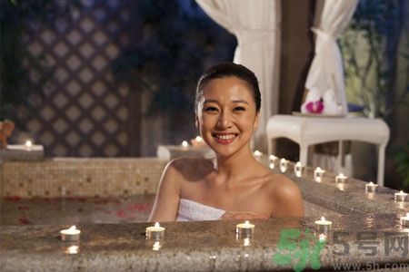 泡溫泉可以帶鉑金首飾嗎？泡溫泉能帶玉鐲嗎？