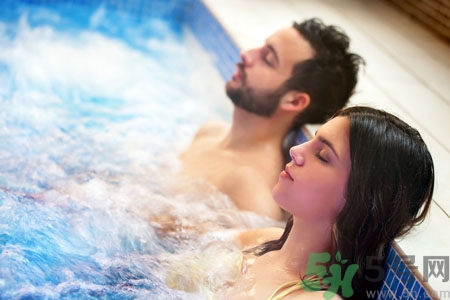 泡溫泉可以帶鉑金首飾嗎？泡溫泉能帶玉鐲嗎？