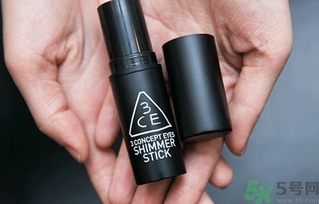 3ce高光棒真假怎么辨別?3ce高光棒真假對(duì)比圖 3ce高光棒真假怎么辨別?3ce高光棒真假對(duì)比圖