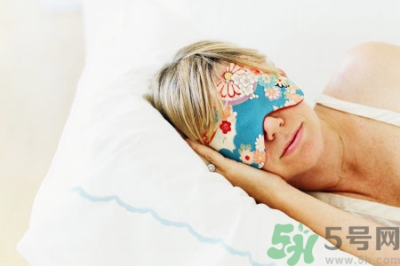 睡前喝酒有助于睡眠嗎？睡前喝酒對(duì)身體有哪些危害？