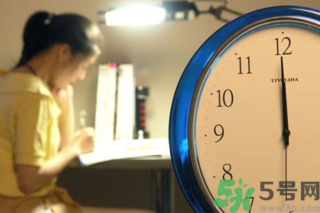 熬夜對(duì)青少年有什么影響？熬夜對(duì)青少年的危害是什么？