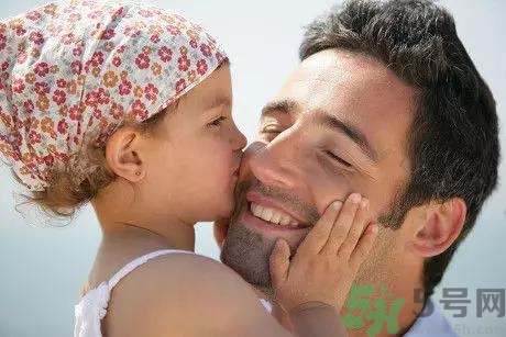 爸爸帶孩子的好處是？爸爸帶孩子和媽媽帶孩子的區(qū)別