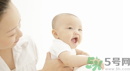 給寶寶斷奶寶寶哭的厲害怎么辦？給寶寶斷奶的正確方法