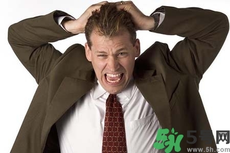 頭發(fā)油膩掉發(fā)怎么辦？頭發(fā)油膩掉發(fā)怎么回事？