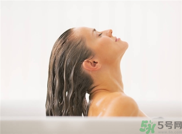 脫發(fā)用鹽水洗頭好嗎？鹽水洗頭治脫發(fā)嗎？