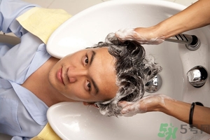 脫發(fā)用鹽水洗頭好嗎？鹽水洗頭治脫發(fā)嗎？