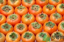 吃脆柿子有什么好處？脆柿子吃多了有什么壞處？