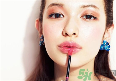 咬嘴唇會使嘴唇變厚嗎?咬嘴唇的危害 咬嘴唇會使嘴唇變厚嗎?咬嘴唇的危害