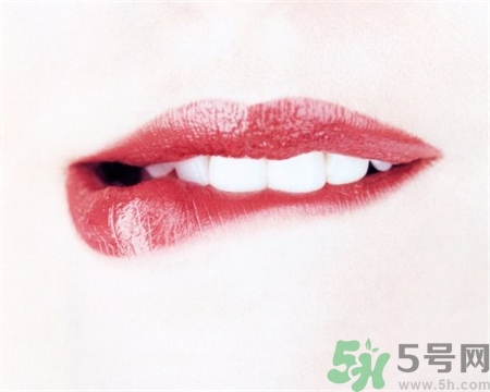 咬嘴唇會使嘴唇變厚嗎?咬嘴唇的危害 咬嘴唇會使嘴唇變厚嗎?咬嘴唇的危害