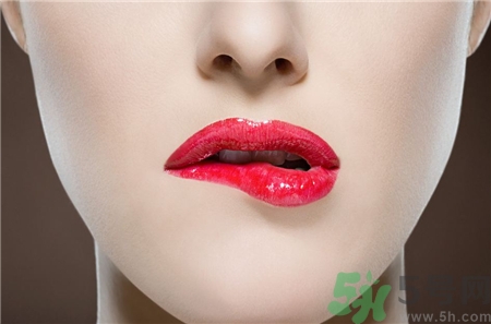咬嘴唇會使嘴唇變厚嗎?咬嘴唇的危害 咬嘴唇會使嘴唇變厚嗎?咬嘴唇的危害