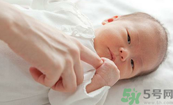新生兒濕疹可以用爐甘石洗劑嗎？新生兒濕疹的護理措施