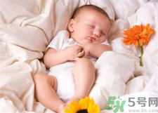 新生兒冬天蓋什么被子？新生兒蓋被子蓋到什么位置？
