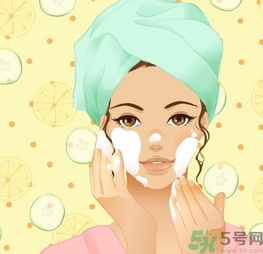敷完面膜要用洗面奶洗臉嗎？敷完面膜可以用清水洗臉嗎？