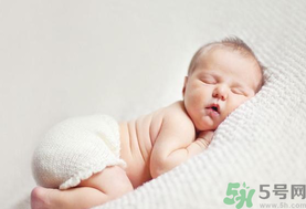 嬰兒秋天拉肚子怎么辦？秋天嬰兒拉肚子怎么辦？