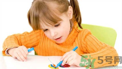 孩子左撇子怎么辦？孩子左撇子需要糾正嗎？