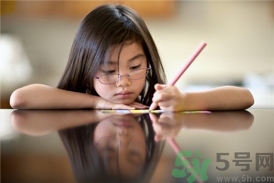 孩子左撇子怎么辦？孩子左撇子需要糾正嗎？