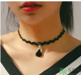 choker項(xiàng)鏈怎么搭配衣服？choker蕾絲項(xiàng)鏈搭配