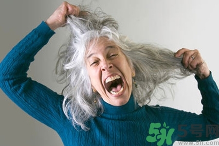 缺什么頭發(fā)會(huì)變白？年輕人頭發(fā)變白是缺維生素嗎？