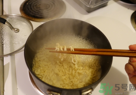 辛拉面是哪個國家的？辛拉面怎么煮好吃？