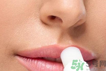 嘴巴起皮是怎么回事？嘴巴干裂起皮很疼怎么辦？