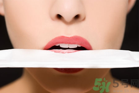 嘴巴起皮是上火了嗎？嘴巴干裂起皮是什么原因？