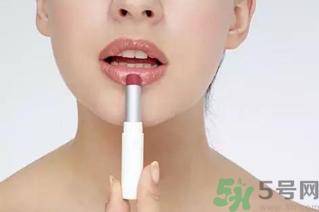 秋天嘴巴起皮吃什么水果好？嘴巴起皮吃什么食物好？
