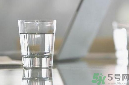 多喝水皮膚會(huì)變好嗎？喝多少水皮膚會(huì)變好？