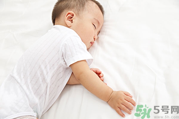 寶寶睡覺張著嘴是怎么回事？寶寶睡覺為什么張著嘴？