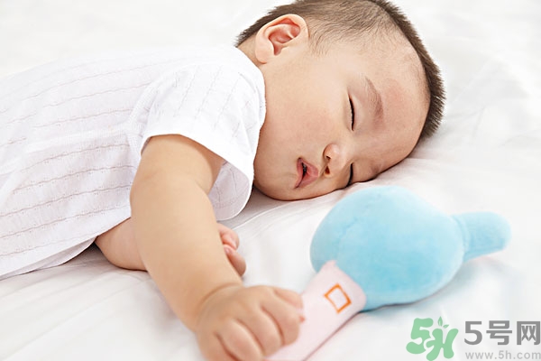 寶寶睡覺張著嘴是怎么回事？寶寶睡覺為什么張著嘴？