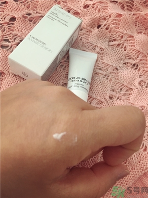 阿瑪尼黑鑰匙至臻奐顏精華乳怎么樣？阿瑪尼黑鑰匙精華乳好用嗎？