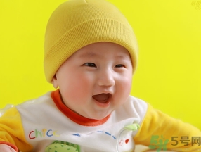 寶寶多大穿鞋子比較好？寶寶多大可以穿鞋？