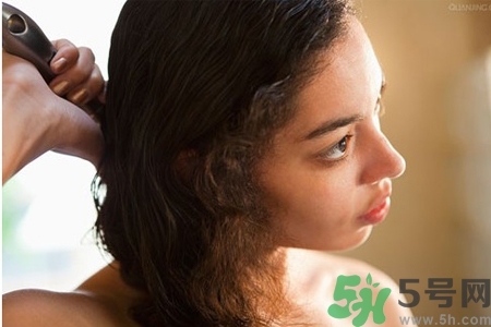 睡前能梳頭嗎？睡覺前梳頭會影響睡眠嗎？