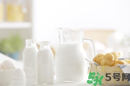 核桃奶和純牛奶哪個(gè)營養(yǎng)價(jià)值比較高？核桃奶和純牛奶的區(qū)別