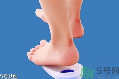 腳后跟腫是什么原因引起的？腳后跟腫怎么辦？