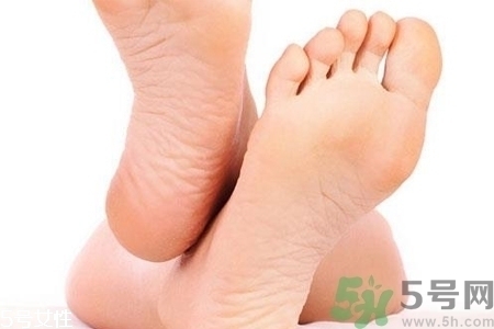腳后跟腫是什么原因引起的？腳后跟腫怎么辦？