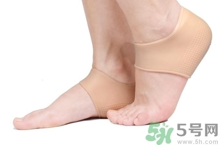 腳后跟腫是什么原因引起的？腳后跟腫怎么辦？