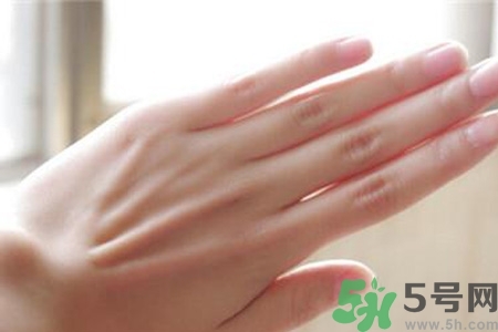 ?指甲上有豎紋是缺什么？指甲上有豎紋是缺維生素嗎？