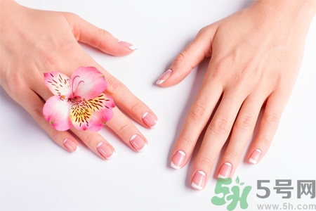 指甲變白是怎么回事？指甲發(fā)白是缺什么嗎？