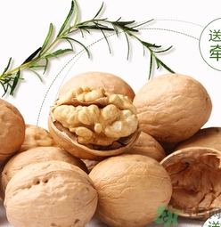 核桃仁皮發(fā)黑能吃嗎？核桃仁皮發(fā)黑怎么回事？