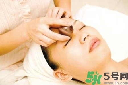 面部刮痧用什么精油好？面部精油刮痧有什么好處？