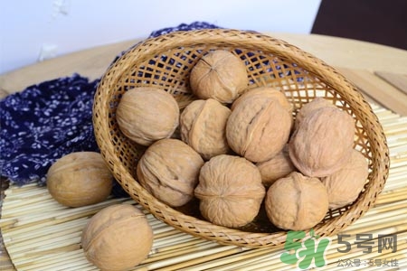 吃核桃能治白發(fā)嗎？白頭發(fā)多吃核桃有用嗎？
